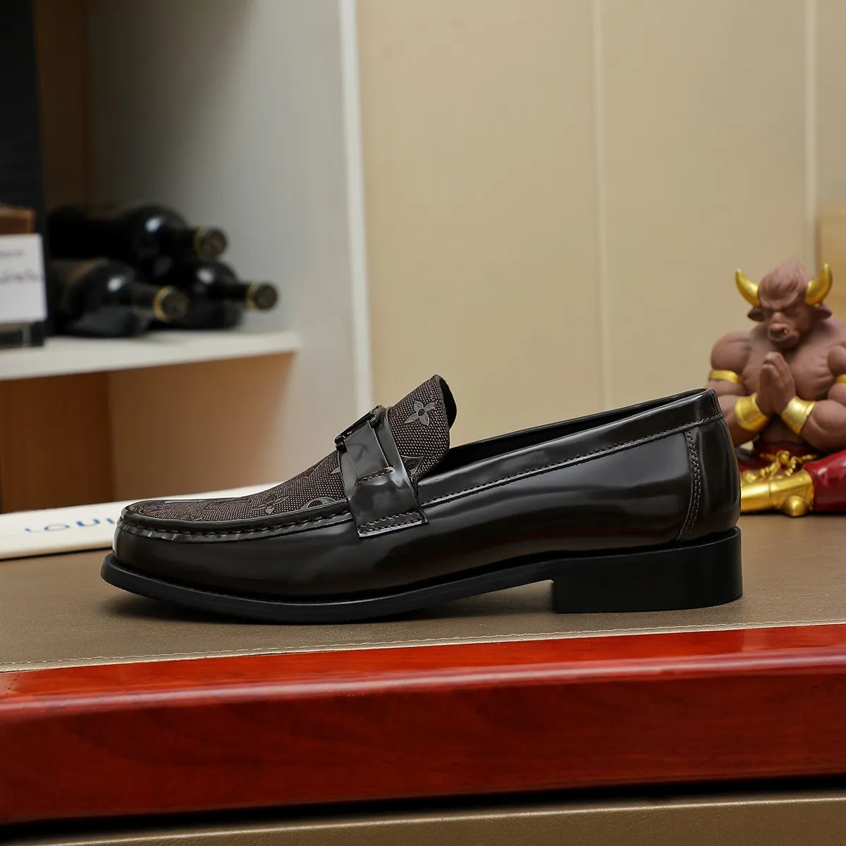 Men's shoes 💰 460 💰 Louis Vuitton LV ® 🆕 model 🔛Full shoe counter, first layer cowhide, 🐂leather lined casual shoes for men, super soft outsole, essential for driving. Counter synchronization, original first layer cowhide, completely 1:1 mold customization🌹top version, color optional! Number: 39-44 (customized at 38.45)